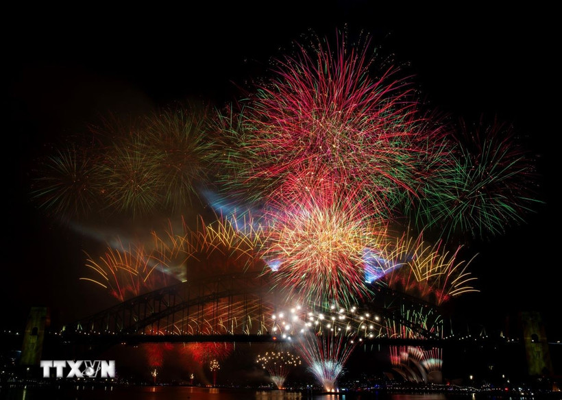 Pháo hoa rực rỡ chào đón năm mới 2026 tại Cầu Cảng Sydney, Australia. Ảnh: TTXVN
