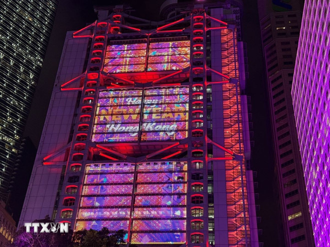 Hình ảnh dòng chữ Năm mới được chiếu trên các tòa nhà ở khu vực Central ở Hong Kong, Trung Quốc. Ảnh: TTXVN