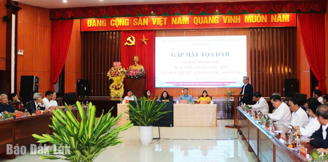 Các thế hệ đại biểu quốc hội và Hội đồng nhân dân cùng nhau ôn lại lịch sử 80 năm qua.