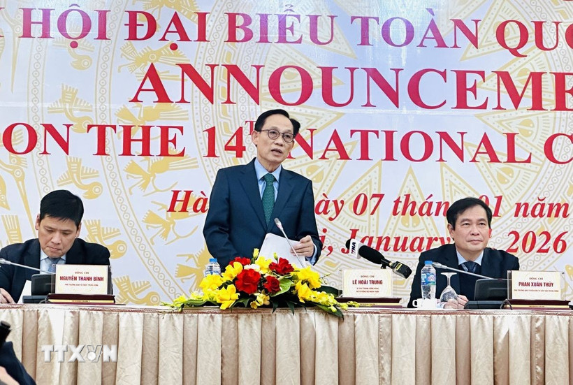 Bí thư Trung ương Đảng, Bộ trưởng Bộ Ngoại giao Lê Hoài Trung thông báo về Đại hội đại biểu toàn quốc của Đảng lần thứ XIV. Ảnh: TTXVN