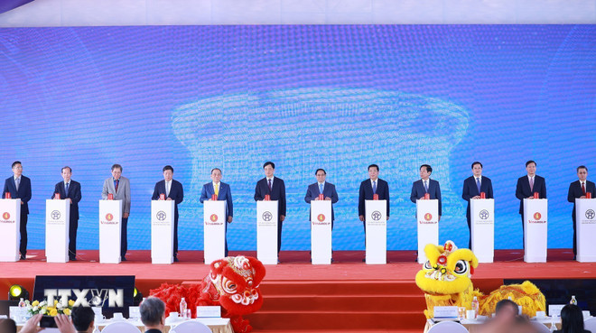 Thủ tướng Phạm Minh Chính và các đại biểu bấm nút khởi công, khánh thành, thông xe kỹ thuật các công trình, dự án. Ảnh: TTXVN