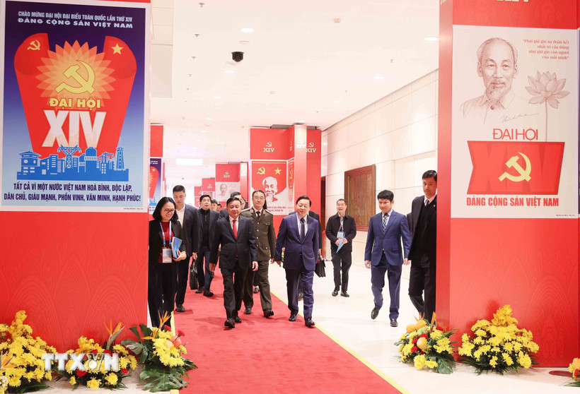 Thường trực Ban Bí thư Trần Cẩm Tú kiểm tra khu vực Trung tâm hội nghị. Ảnh: TTXVN