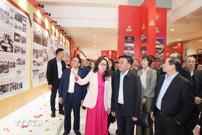 Thường trực Ban Bí thư Trần Cẩm Tú kiểm tra Khu trưng ảnh “Dưới cờ Đảng - đất nước tiến vào kỷ nguyên mới” do TTXVN thực hiện. Ảnh: TTXVN