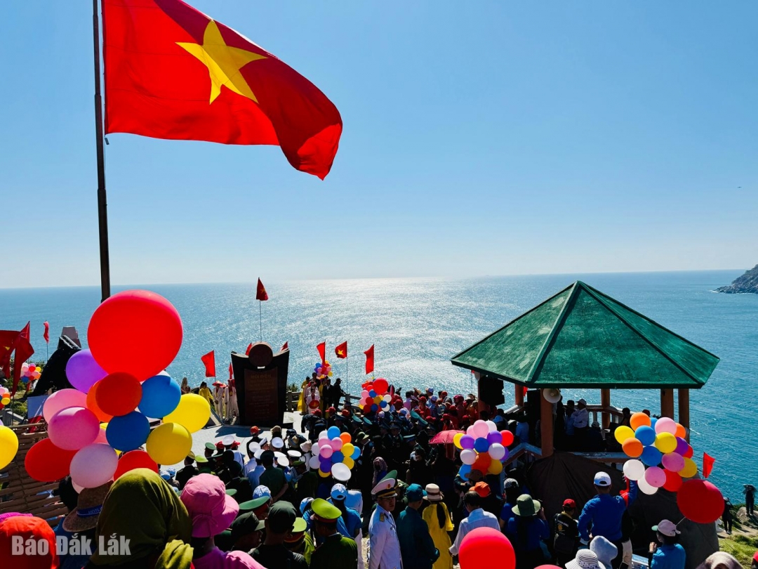 Đắk Lắk tổ chức Lễ chào cờ đầu năm mới và đón những vị khách du lịch đầu tiên năm 2026