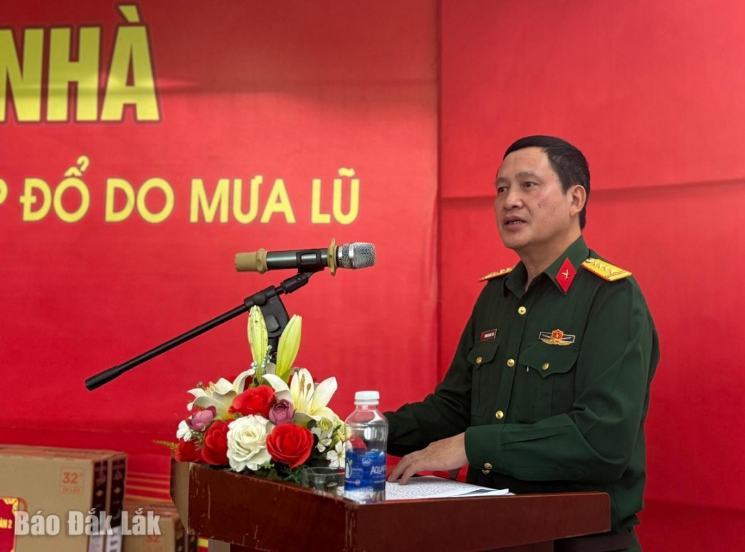 Đại tá Dương Hoàng Toán, Phó Chủ nhiệm chính trị Quân khu 5 phát biểu tại buổi lễ.