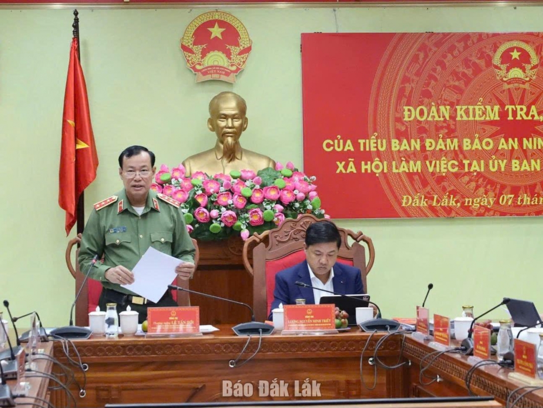 Thượng tướng Lê Tấn Tới, Ủy viên Trung ương Đảng, Chủ nhiệm Ủy ban Quốc phòng, An ninh và Đối ngoại của Quốc hội, Phó Trưởng Tiểu ban Thường trực phát biểu kết luận buổi làm việc.