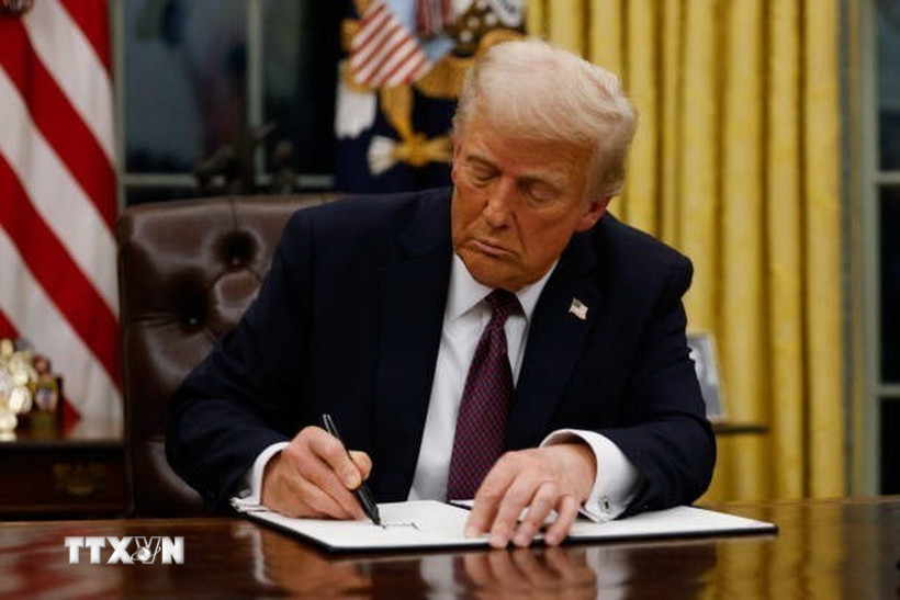 Tổng thống Mỹ Donald Trump ký một sắc lệnh tại Nhà Trắng, Washington D.C. Ảnh: TTXVN