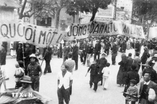 Nhân dân lao động Thủ đô thực hiện cổ động cho ngày Tổng tuyển cử đầu tiên. Ảnh tư liệu: TTXVN