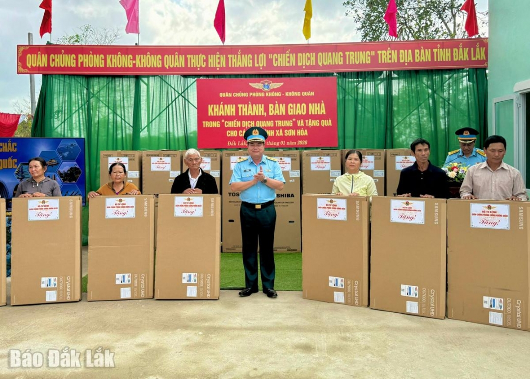 Đại diện Tư lệnh Quân chủng PK-KQ trao quà của Thứ trưởng Bộ Quốc phòng cho các hộ dân;