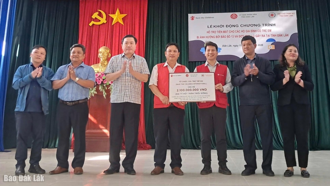 Đại diện Tổ chức Save the Children International (SCI/Anh) trao bảng tượng trưng kinh phí hỗ trợ cho Hội Chữ thập đỏ tỉnh