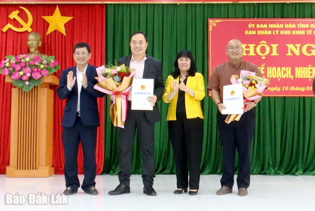 Phó Chủ tịch Thường trực UBND tỉnh Hồ Thị Nguyên Thảo và Trưởng ban Quản lý Khu kinh tế Phú Yên trao giấy chứng nhận đầu tư, tặng hoa chúc mừng các nhà đầu tư.