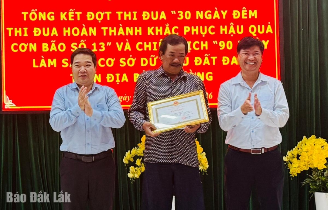 Lãnh đạo UBND phường Bình Kiến trao Bằng khen của UBND tỉnh cho ông Phan Ngọc Luân.