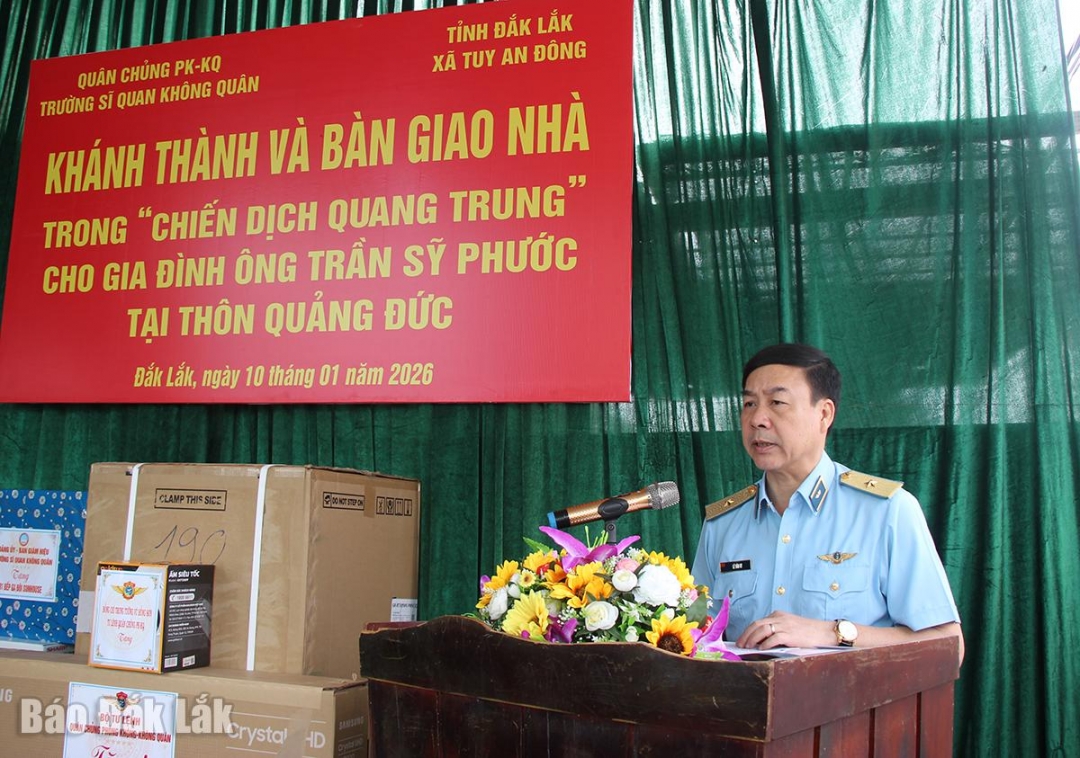 Thiếu tướng Lê Văn Uy, Chính ủy Trường Sĩ quan không quân phát biểu tại buổi lễ.