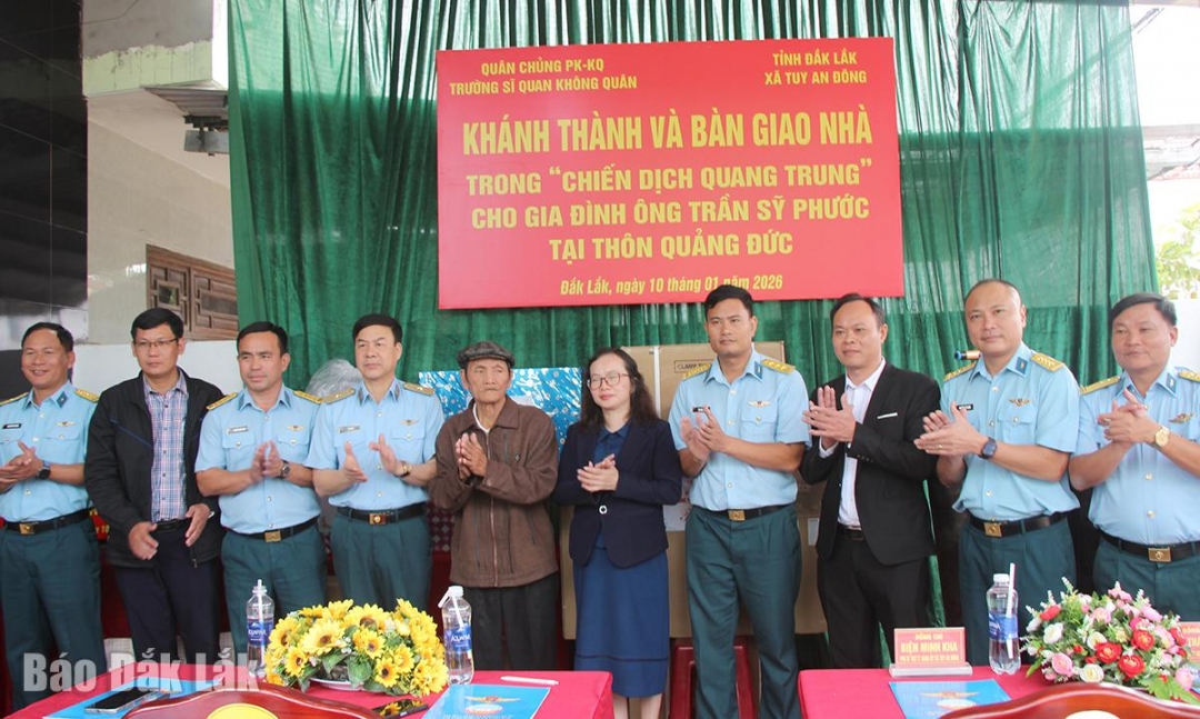 Lãnh đạo Trường Sĩ quan không quân và địa phương trao nhà, chúc mừng gia đình ông Trần Sĩ Phước.