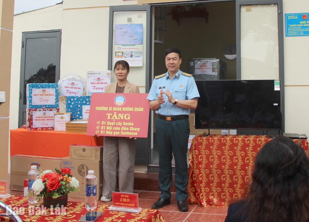 Thiếu tướng Lê Văn Uy, Chính ủy Trường Sĩ quan không quân tặng quà cho gia đình bà Trương Thị Hồ Hoa.