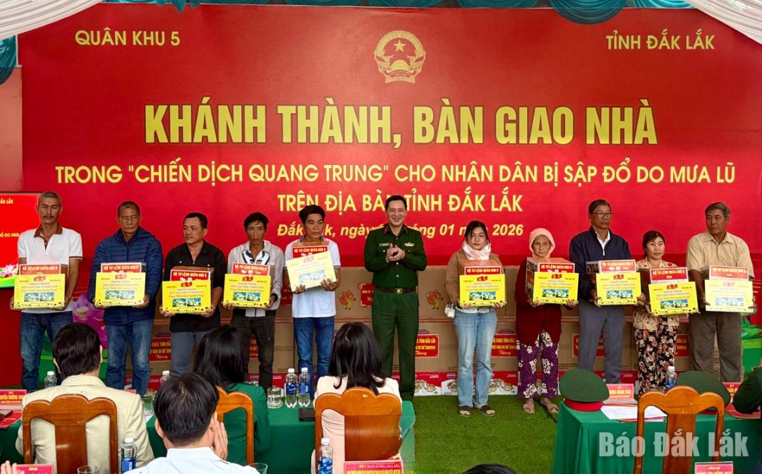 Đại tá Dương Hoàng Toán, Phó Chủ nhiệm chính trị Quân khu 5 trao quà cho các hộ dân.