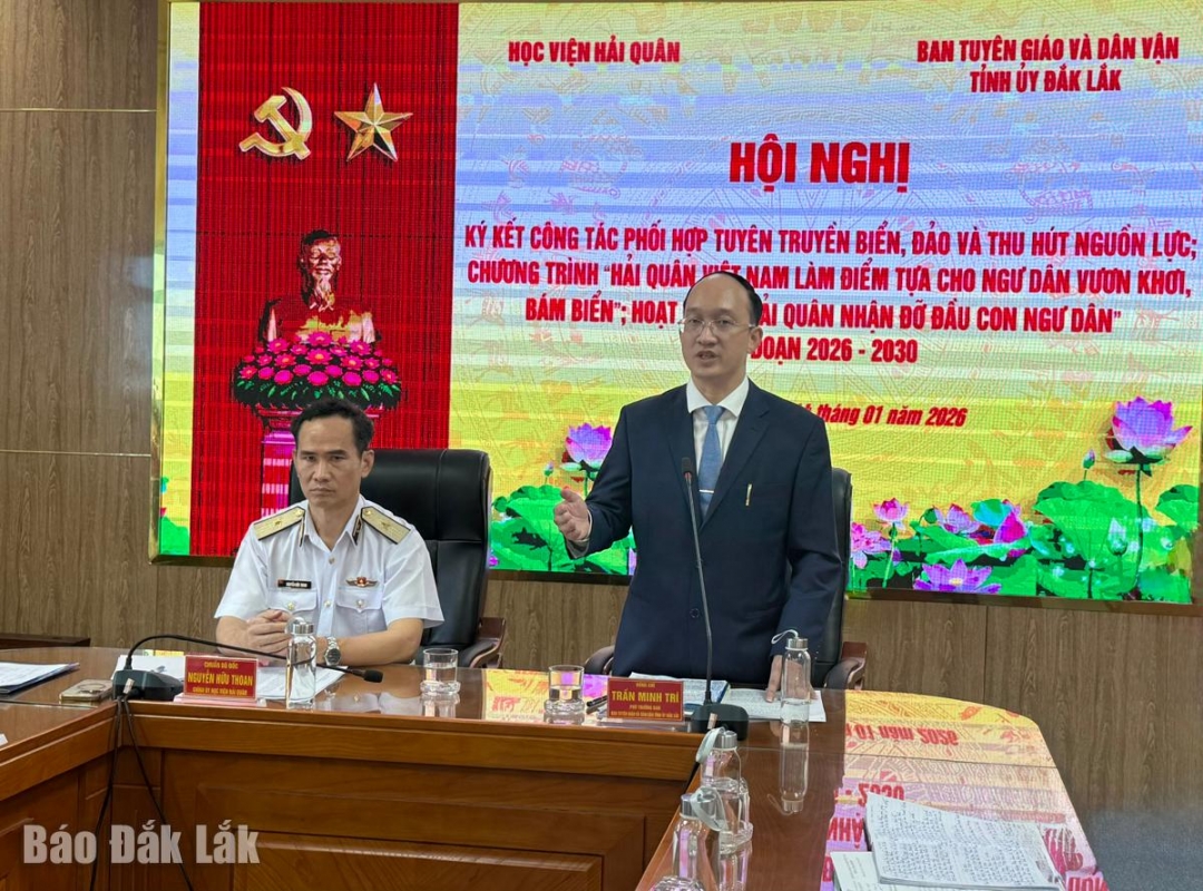 Đồng chí Trần Minh Trí, Phó trưởng Ban Tuyên giáo và Dân vận Tỉnh ủy phát biểu tại hội nghị.