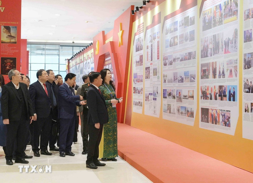 Thường trực Ban Bí thư Trần Cẩm Tú tham quan khu trưng bày ảnh “Dưới cờ Đảng - đất nước tiến vào kỷ nguyên mới” do TTXVN thực hiện. Ảnh:TTXVN