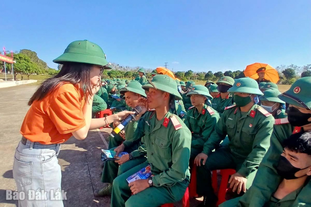 Các chiến sĩ Trung đoàn 95, Sư đoàn 2 (Quân khu 5) tham gia hoạt động giao lưu, tặng quà 