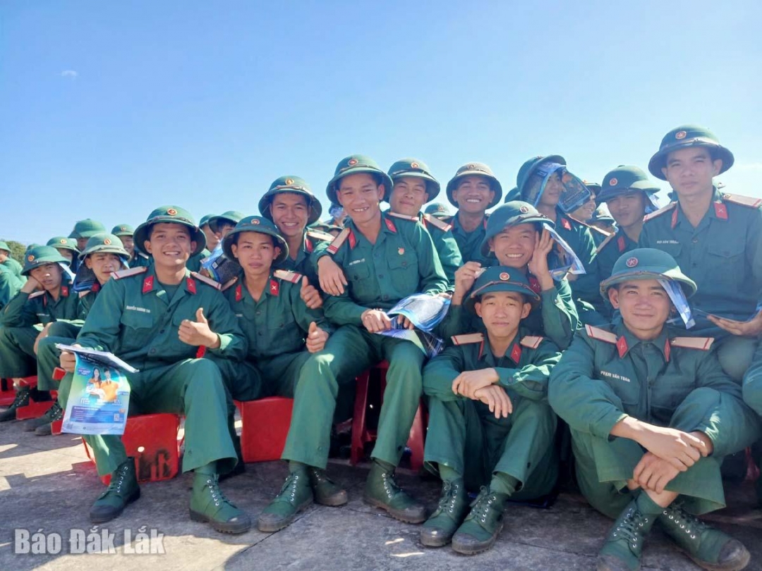 Các chiến sĩ Trung đoàn 95, Sư đoàn 2 (Quân khu 5) tham gia chương trình tư vấn, hướng nghiệp