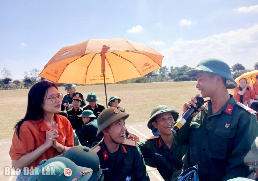 Chiến sĩ Trung đoàn 95, Sư đoàn 2 (Quân khu 5) thắc mắc những câu hỏi tại buổi tư vấn, hướng nghiệp 