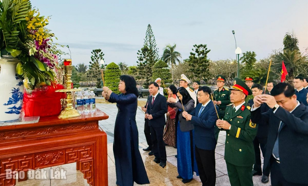 Đoàn đại biểu dâng hương tại Nghĩa trang liệt sĩ tỉnh khu vực phía Đông.
