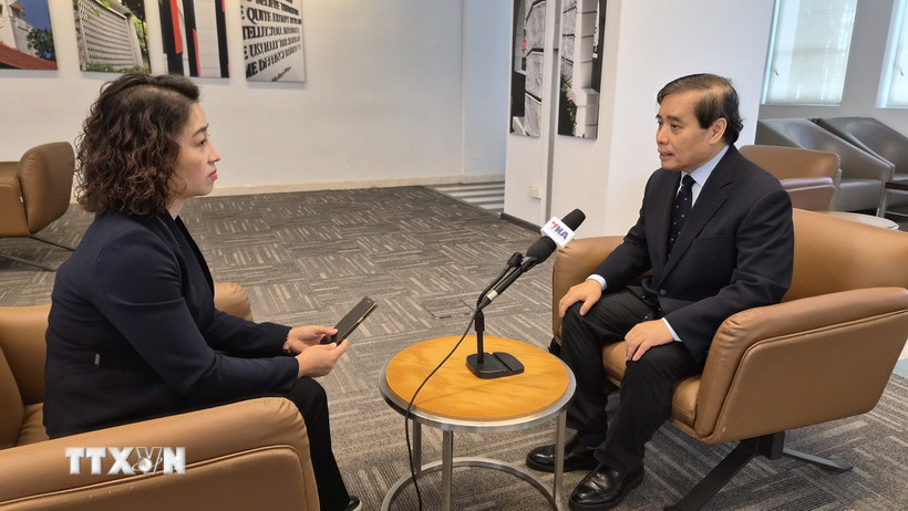 Giáo sư Vũ Minh Khương trả lời phỏng vấn phóng viên TTXVN tại Singapore. Ảnh: TTXVN