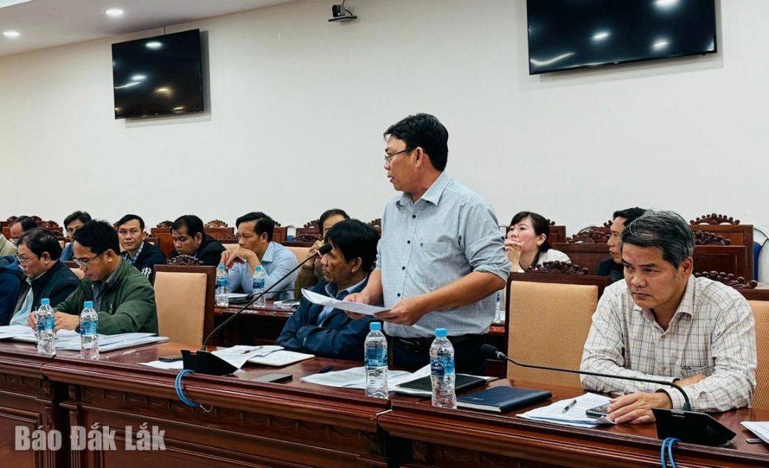 Các xã, phường báo cáo tình hình bầu cử của địa phương tại buổi giám sát.