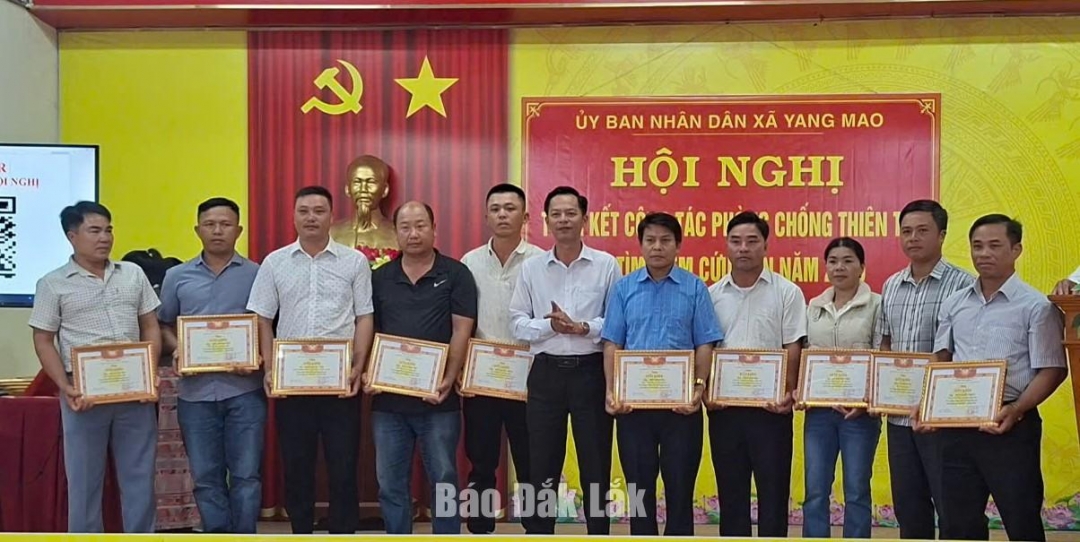 UBND xã Khen thưởng 50 tập thể, cá nhân có thành tích xuất sắc trong khắc phục hậu quả thiên tai năm 2025.