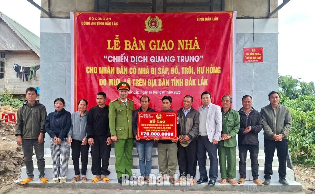 Trao nhà cho hộ dân có nhà bị sập do thiên tai.