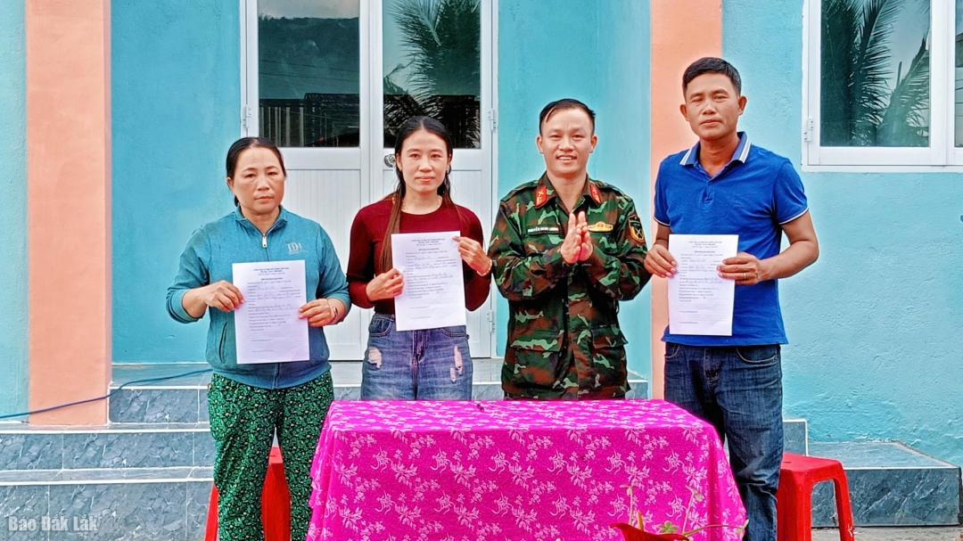 Gia đình, đơn vị ký và trao Biên bản bàn giao nhà em 