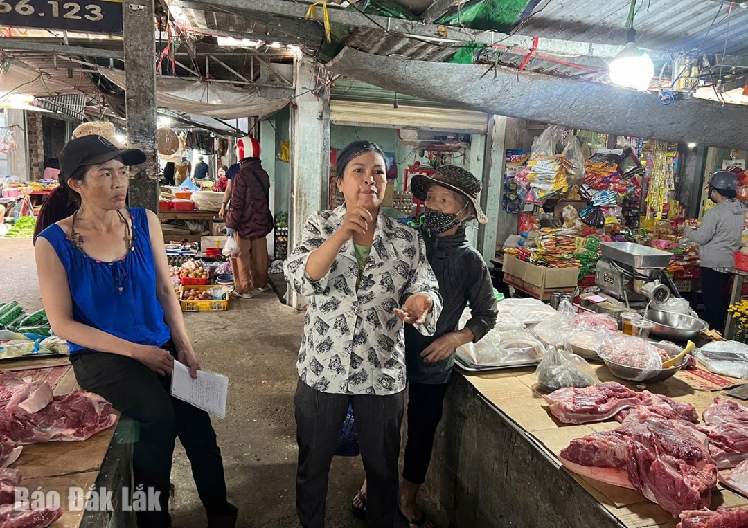 Các tiểu thương bức xúc, thông tin về thông báo phí chợ tăng cao.