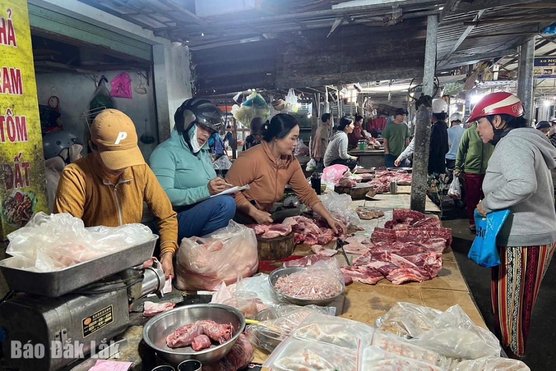 Khu hàng thực phẩm tươi sống của chợ Hầm Nước (phường Phú Yên).