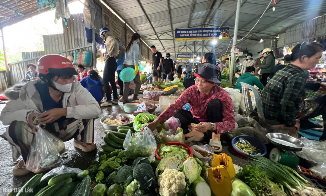 Người dân mua rau, củ tại chợ.