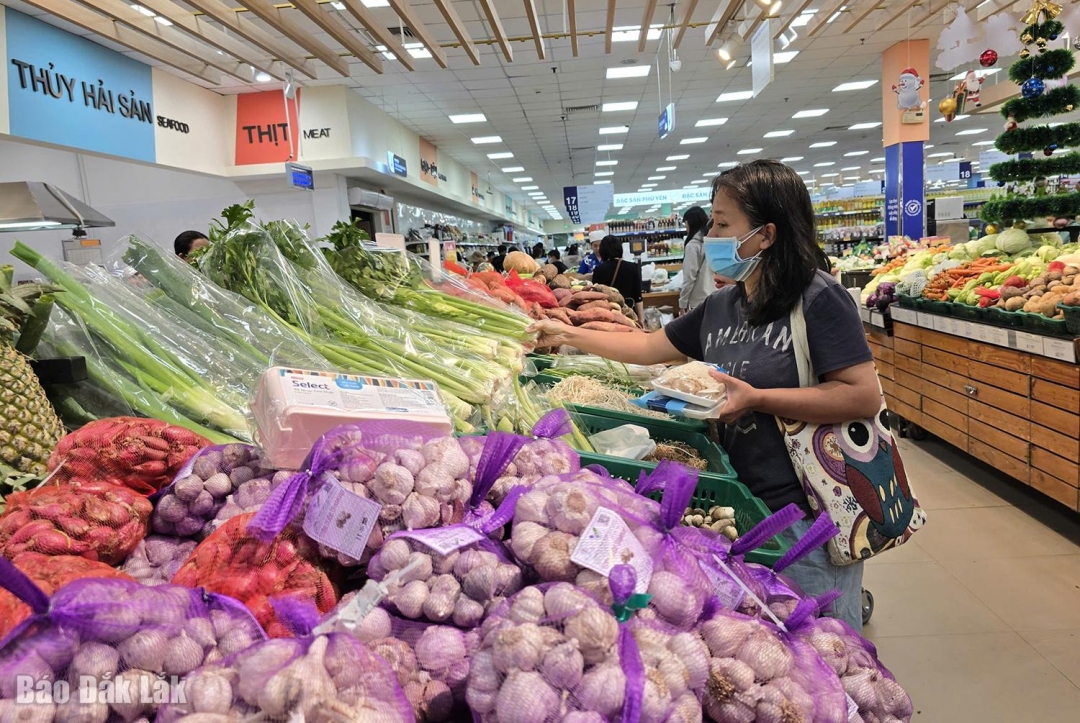 Giá thực phẩm tăng do ảnh hưởng của mưa bão làm nguồn cung một số mặt hàng bị gián đoạn.