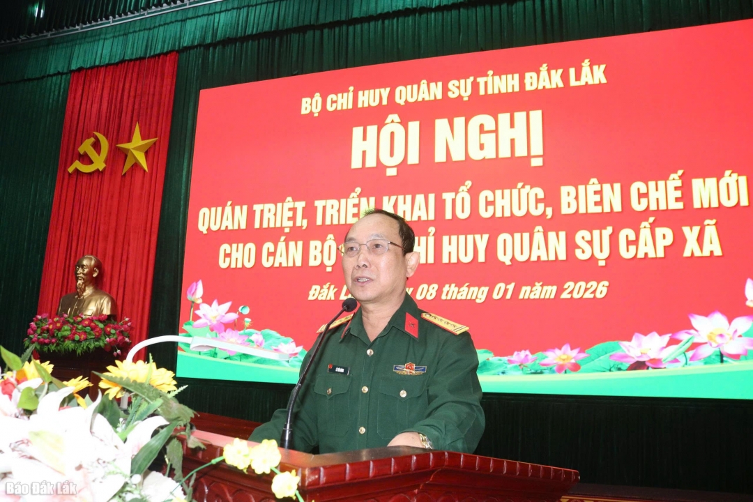Đại tá Lê Văn Hùng, Phó Chỉ huy ytrưởng kiêm Tham mưu trưởng Bộ Chỉ huy Quân sự tỉnh phát biểu tại hội nghị.