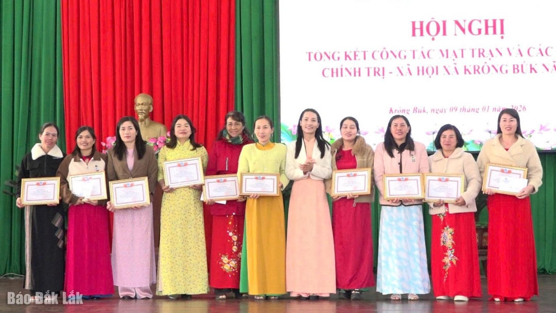 Hội LHPN xã Krông Búk tặng giấy khen co các tập thể, cá nhân.
