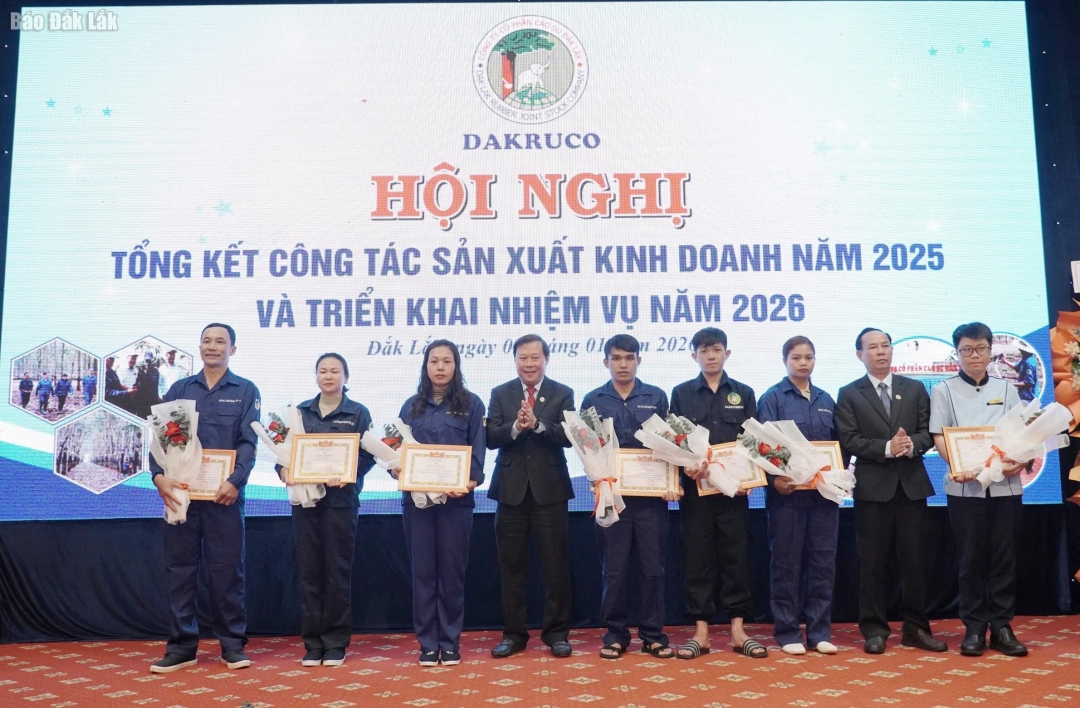 DAKRUCO khen thưởng các cá nhân có thành tích xuất sắc