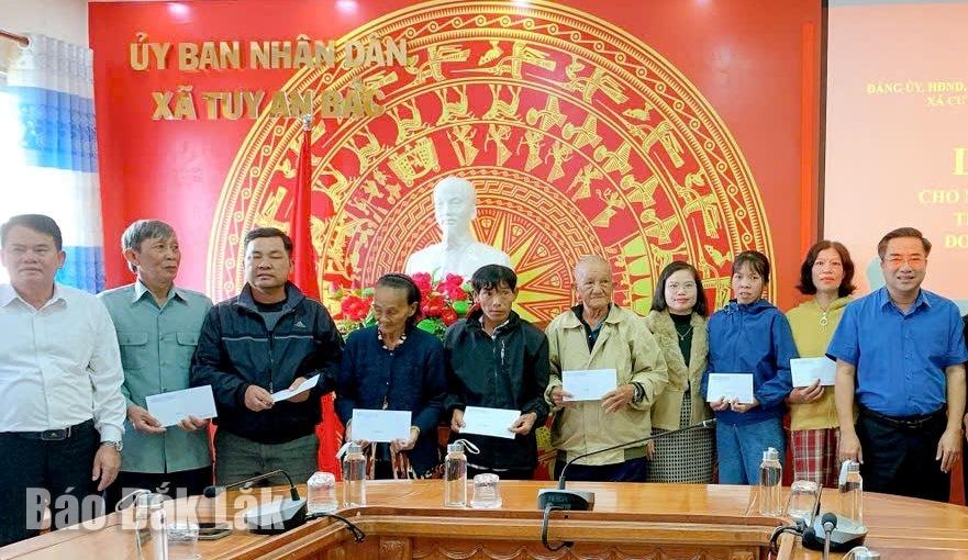 xã Cư Pơng tặng quà cho người dân bị ảnh hưởng bởi mưa lũ tại xã