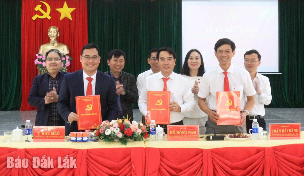 Lãnh đạo xã Ea Kiết, xã Tân Tiến và phường Xuân Đài ký kết nội dung kết nghĩa.