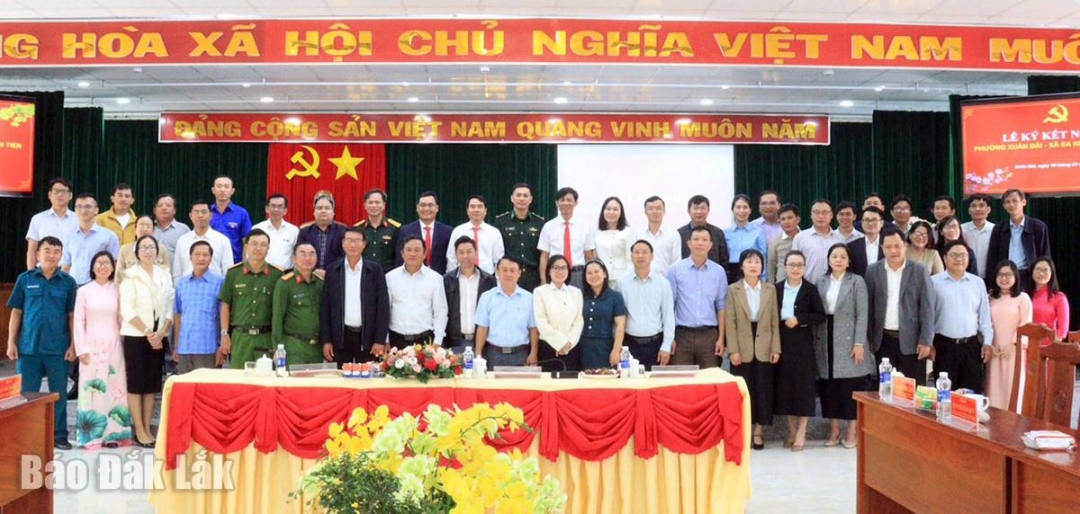 Lãnh đạo, cán bộ, nhân viên 3 xã, phường chụp ảnh lưu niệm.