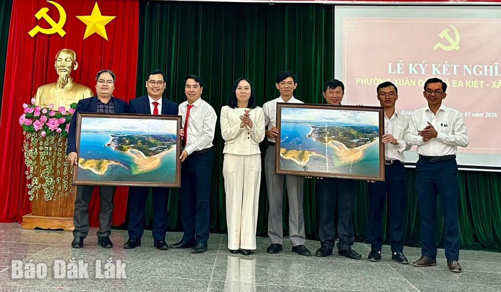 Đại diện các địa phương tặng quà lưu niệm.