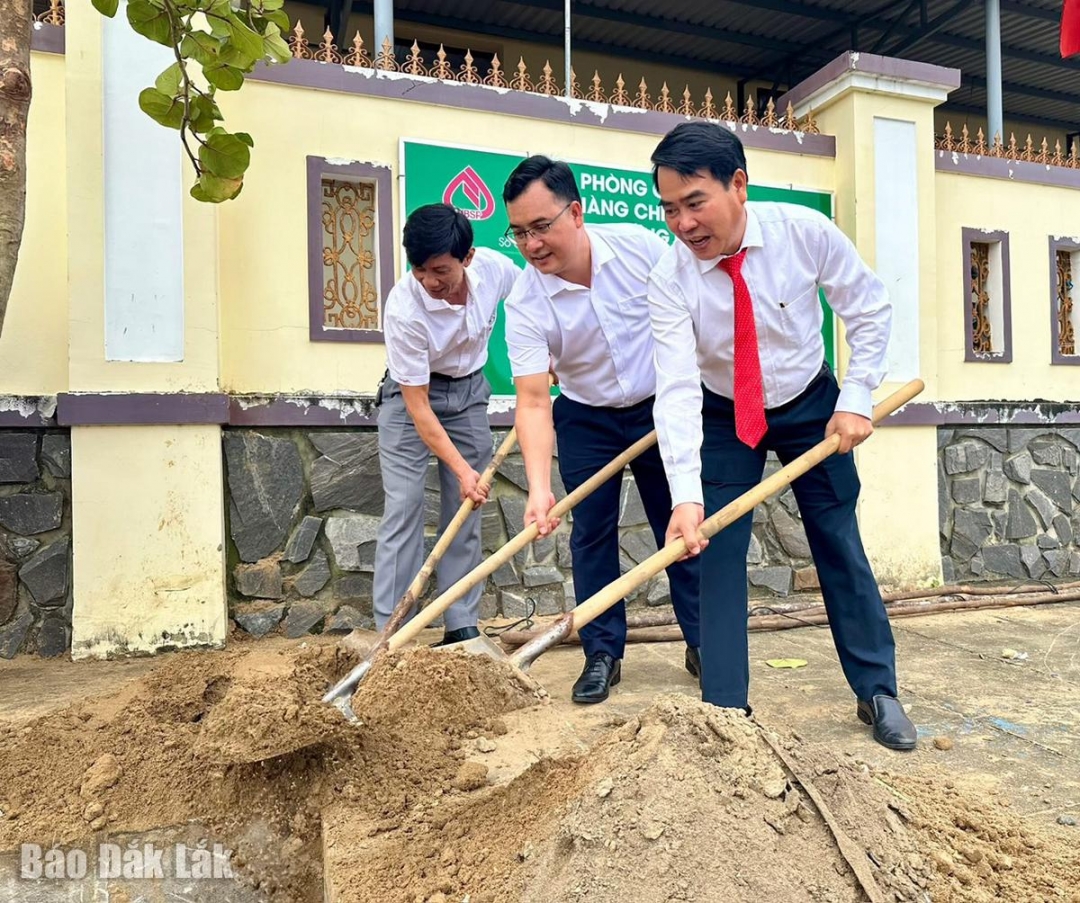 Sau Lễ kết nghĩa, lãnh đạo 3 địa phương trồng cây lưu niệm tại trụ sở phường Xuân Đài.