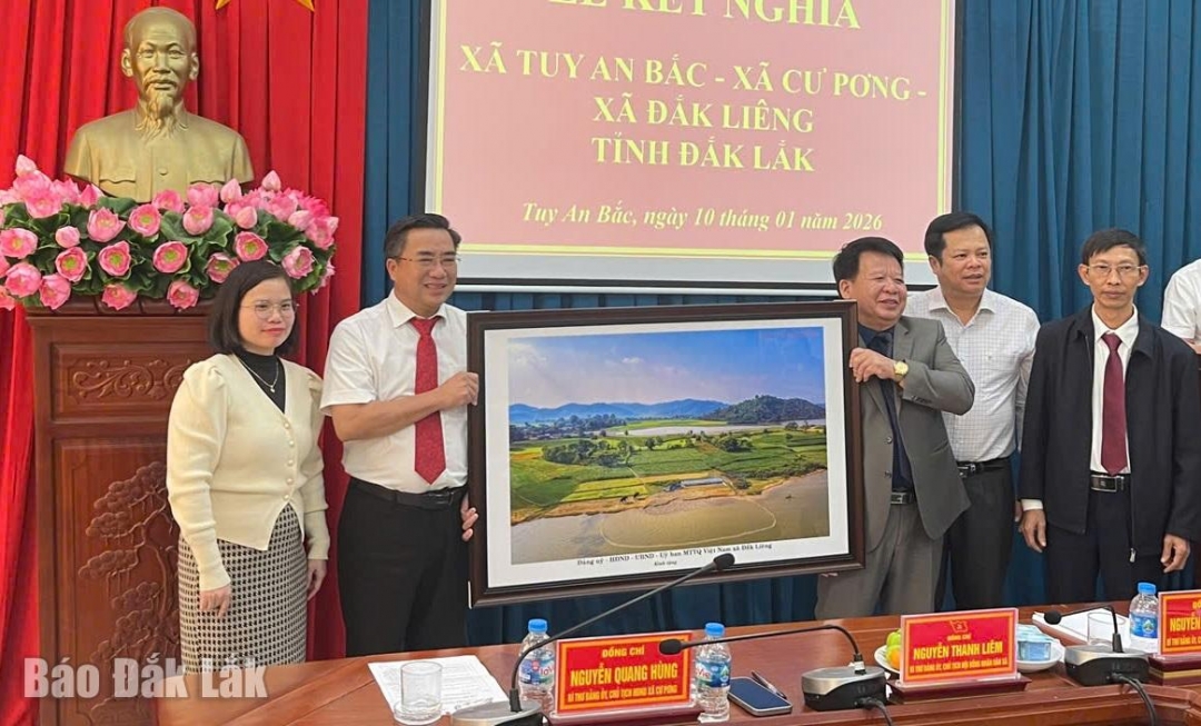 Lãnh đạo xã Đắk Liêng trao quà tặng xã Cư Pơng