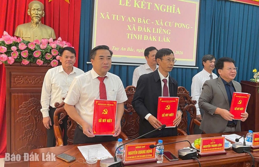 
Đại diện lãnh đạo 3 xã Tuy An Bắc, Đắk Liêng và Cư Pơng ký kết các nội dung kết nghĩa.
