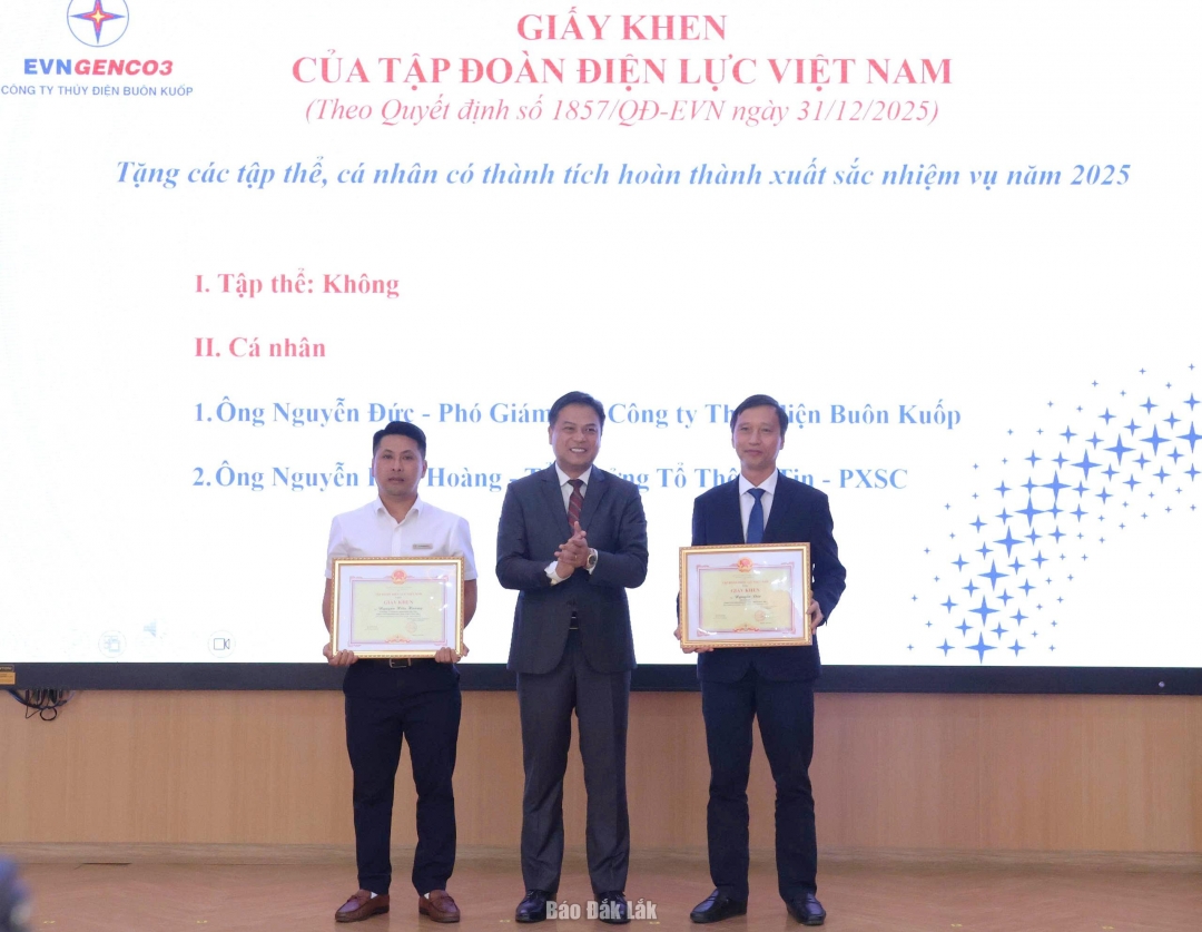 Hai cá nhân của Công ty Thủy điện Buôn Kuốp nhận Giấy khen của Tập đoàn Điện lực Việt Nam