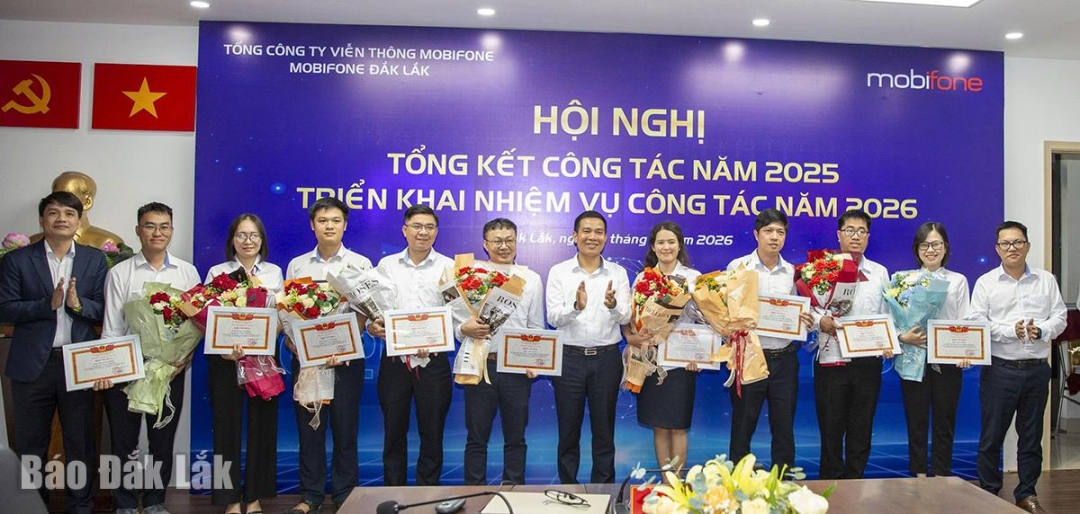 Ông Bùi Chí Tuệ, Giám đốc MobiFone Đắk Lắk trao giấy khen cho các cá nhân có thành tích xuất sắc.