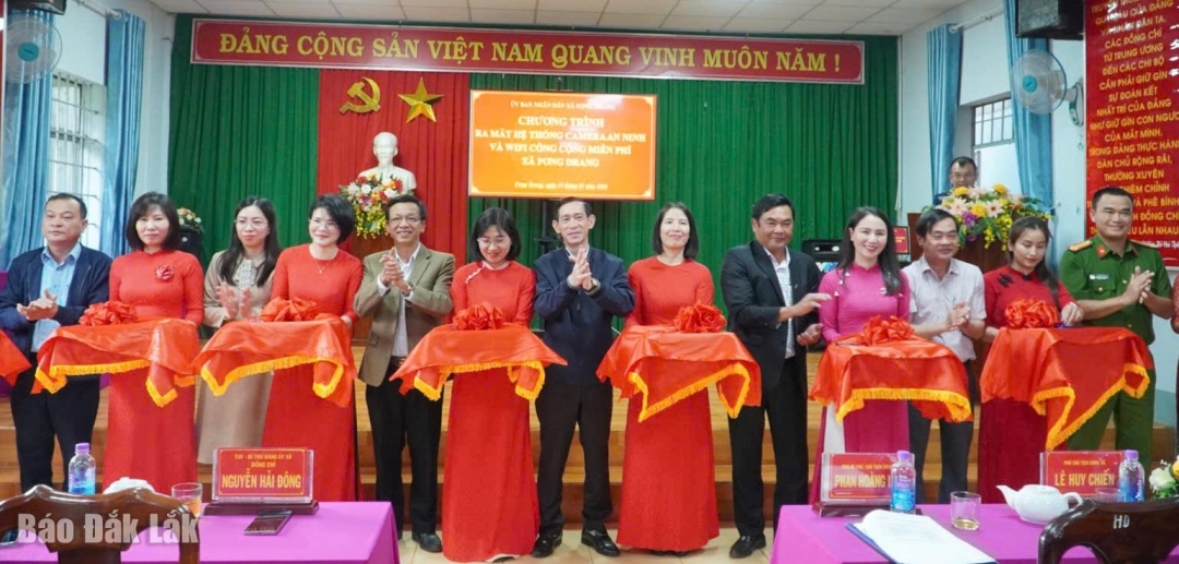 Các đại biểu cắt băng khánh thành hệ thống.