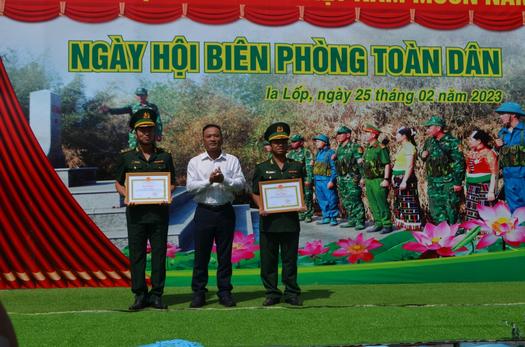 Chủ tịch Ủy ban MTTQ Việt Nam tỉnh Y Giang Gry Niê Knơng trao Bằng khen tặng các tập thể, cá nhân. 