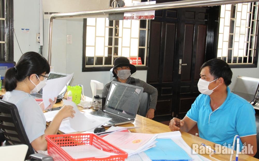 Giải quyết hồ sơ thủ tục hành chính cho người dân tại Bộ phận tiếp nhận và trả kết quả - UBND huyện Krông Năng.